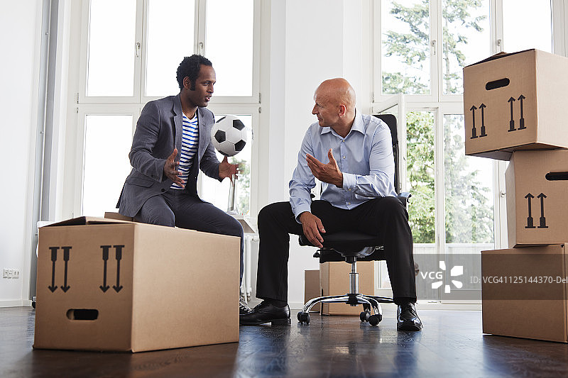 新办公室里的年轻企业家们图片素材