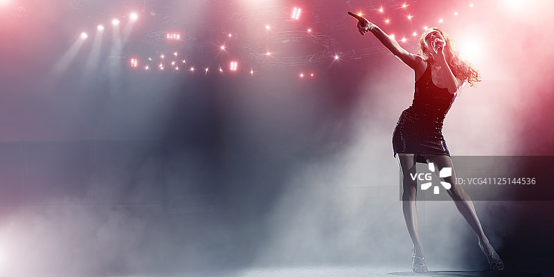 舞台上的歌手现场表演图片素材