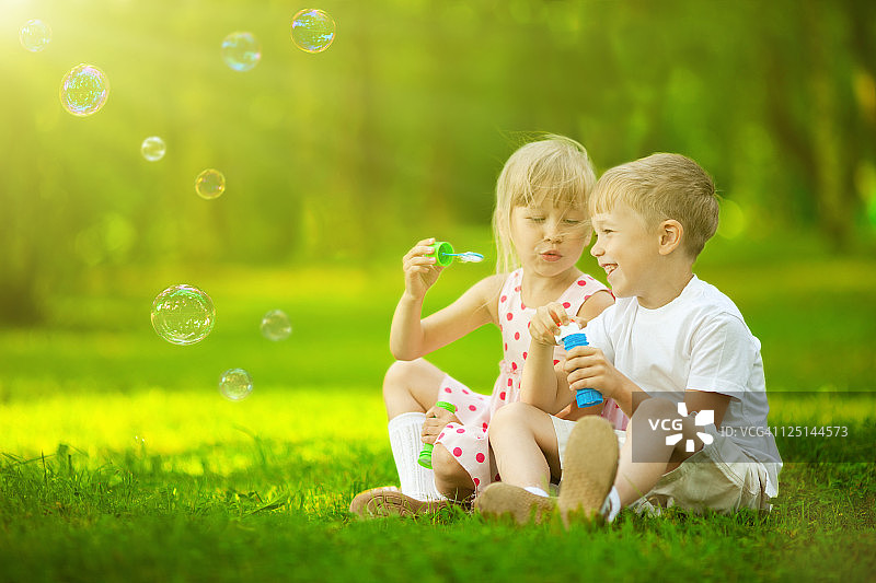 儿童吹泡泡图片素材