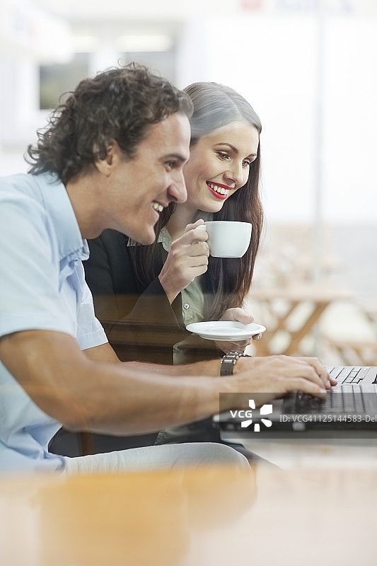 午餐期间的年轻男商人和女商人图片素材