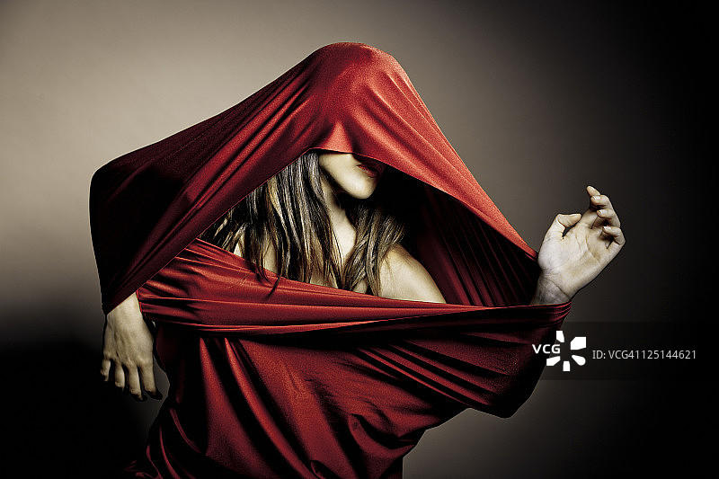 身穿红色面料的女子图片素材