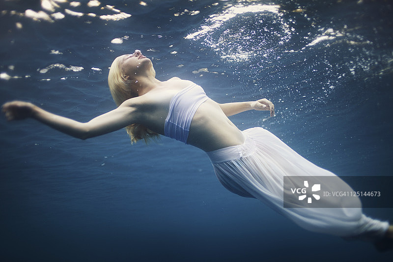 年轻女人坠入深水图片素材