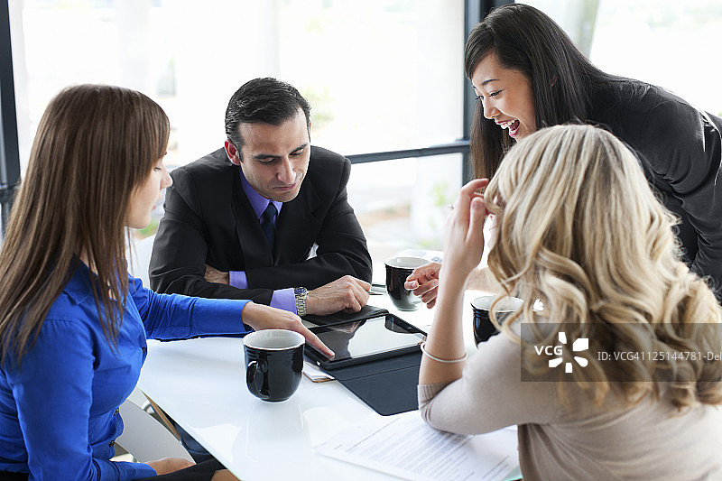 商务团队在会议中使用平板电脑图片素材