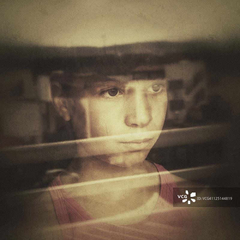 女孩向窗外看图片素材