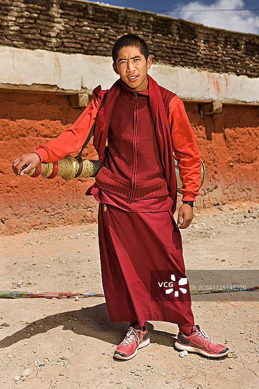 藏族僧侣演奏佛教号角图片素材