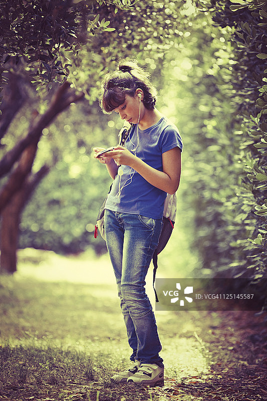 女学生听MP3播放器图片素材