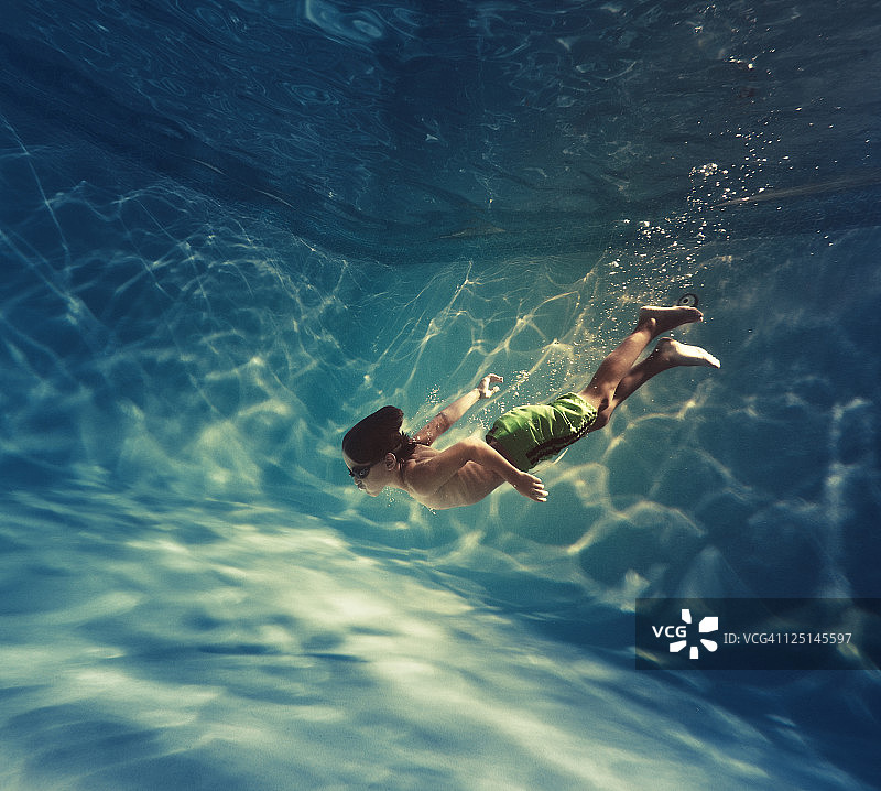 儿童在泳池里玩耍图片素材