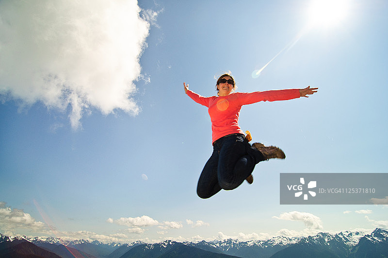 运动女性跳跃山脉图片素材