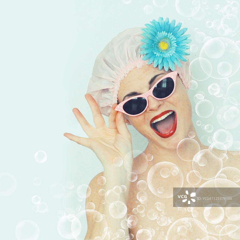 戴浴帽的女人图片素材