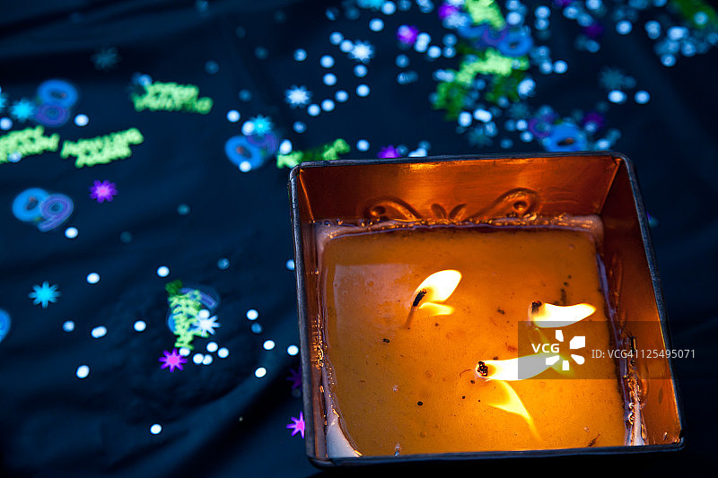 桌子上闪烁的烛光图片素材