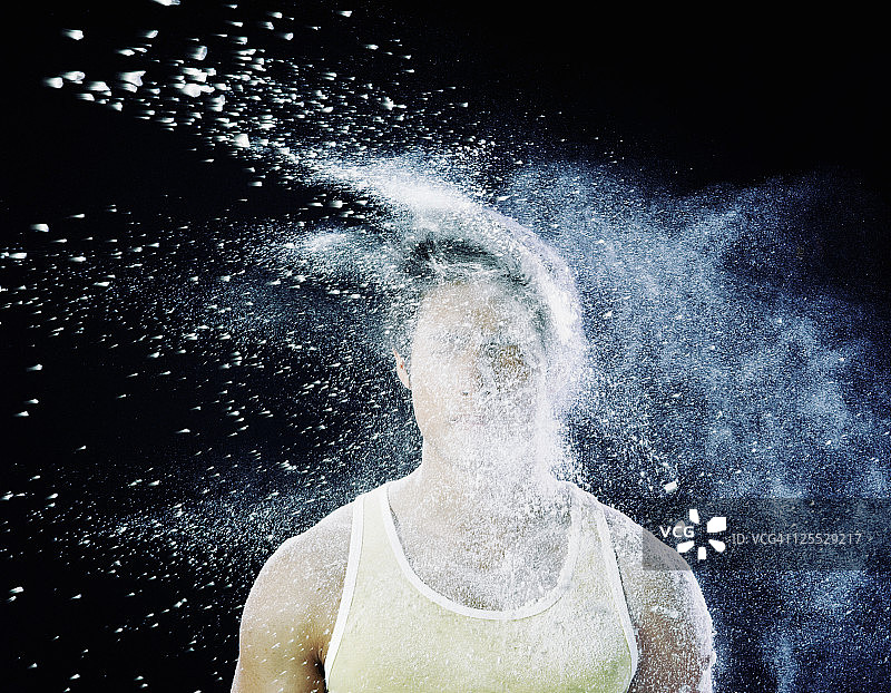 男人被雪球击中图片素材