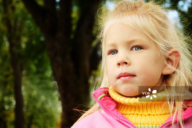 凝视远方的金发女孩图片素材