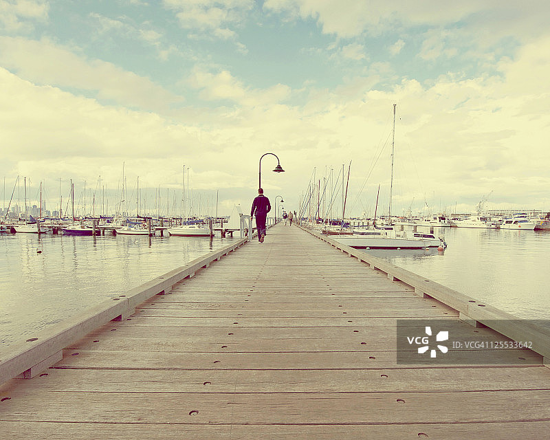 码头上行人图片素材