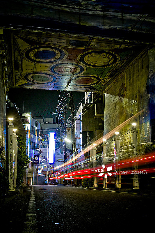 墙面艺术和夜间尾灯图片素材