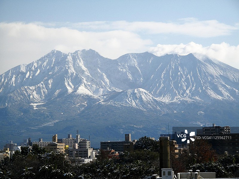 覆盖白雪的樱岛图片素材
