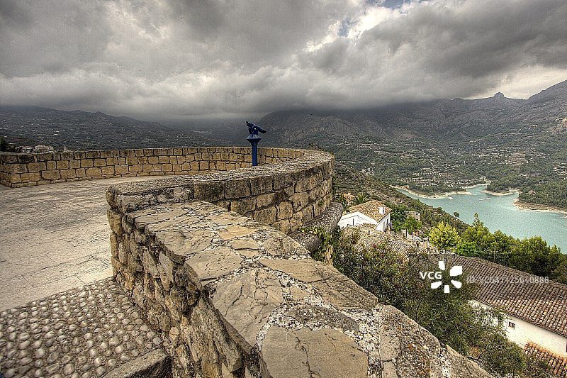 双筒望远镜和古老村庄图片素材