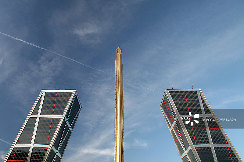 两个学习塔和中央的金色方尖碑图片素材