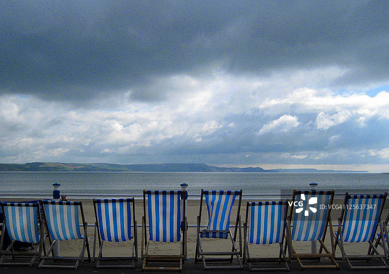 海滩上的空甲板椅图片素材