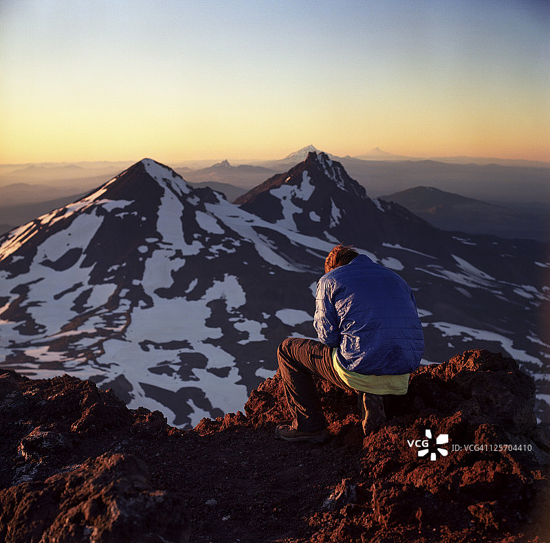 男人坐在山上图片素材