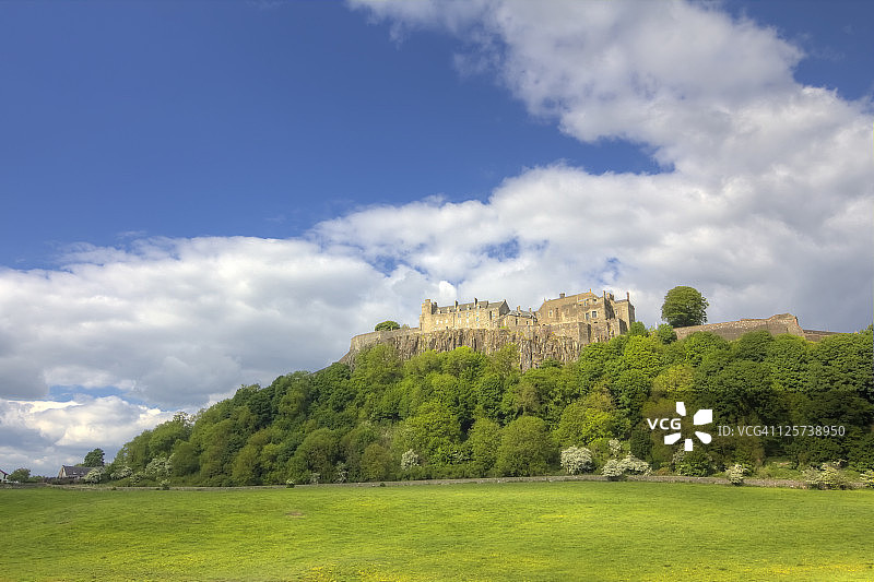 阳光下的圣安德鲁十字云与斯特灵城堡图片素材