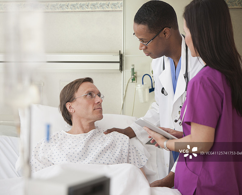 医生鼓励男病人图片素材