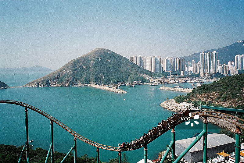 游客在香港海洋公园乘坐过山车图片素材