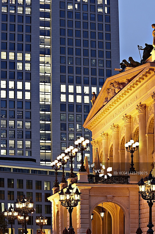 黄昏时分的旧歌剧院和办公楼图片素材