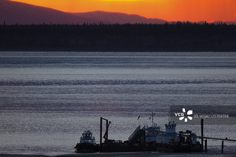 码头旁的拖船图片素材