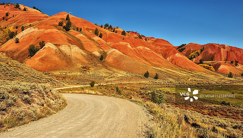 红色小山路图片素材