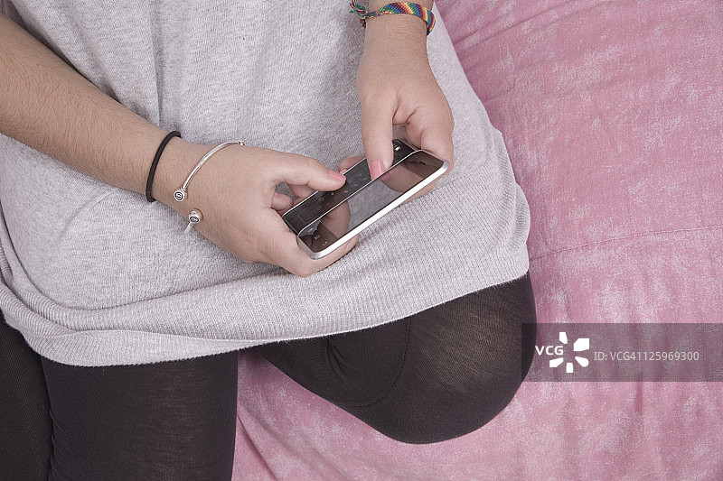 用手机发短信的白人女性的手（16岁）图片素材