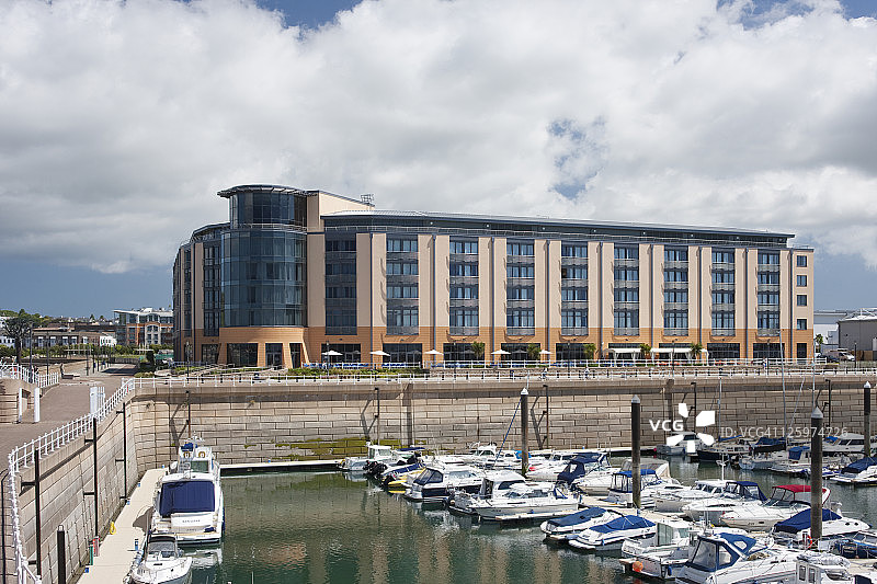 泽西海峡群岛圣赫利尔伊丽莎白码头旁的丽笙蓝海滨酒店图片素材