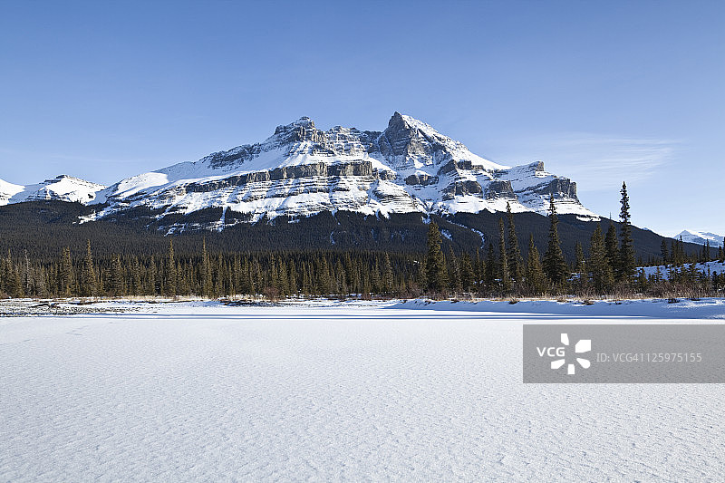 加拿大艾伯塔省，从萨斯喀彻温河附近的河床眺望默奇森山图片素材