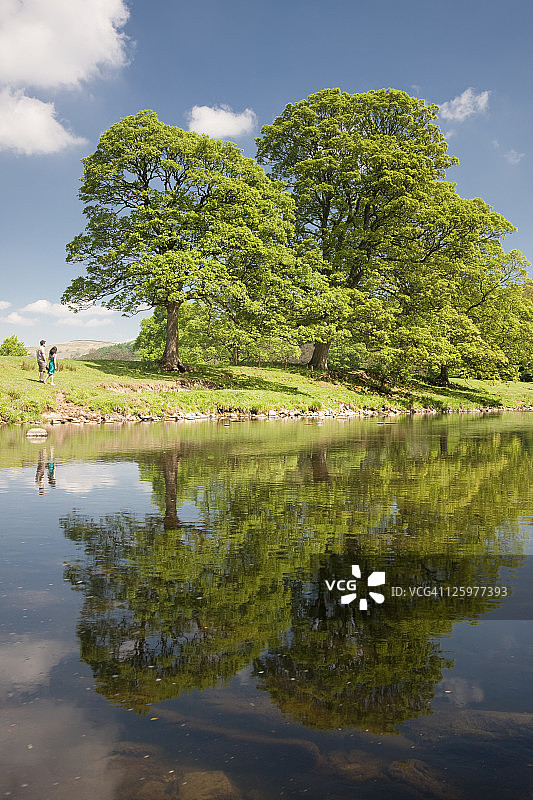 在英国兰开夏郡博兰森林霍德河畔散步的情侣图片素材