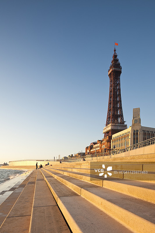 布莱克浦海滩上的布莱克浦塔，由查尔斯·图克和詹姆斯·麦克斯韦尔创建和建造，位于英国兰开夏郡布莱克浦图片素材