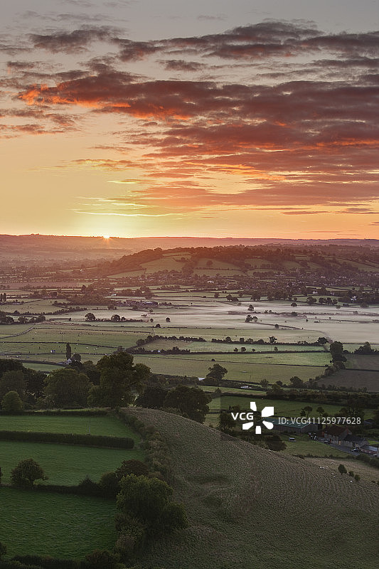 萨默塞特郡格拉斯顿伯里日出图片素材