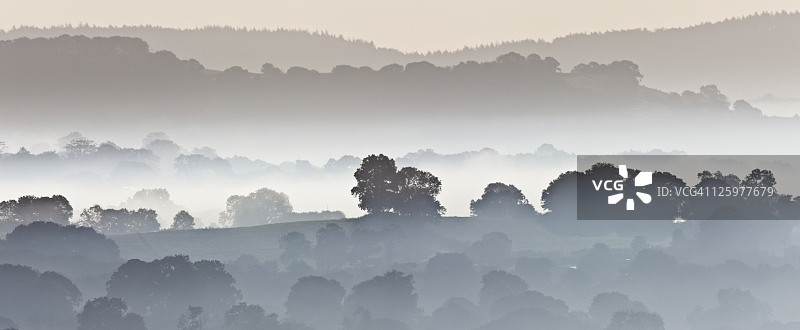 英国萨默塞特郡格拉斯顿伯里雾层图片素材