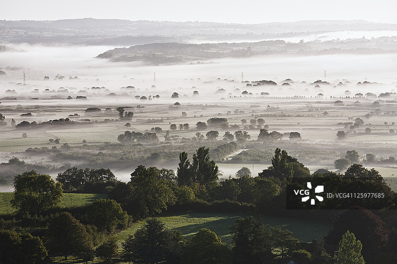 英国萨默塞特郡格拉斯顿伯里雾层图片素材