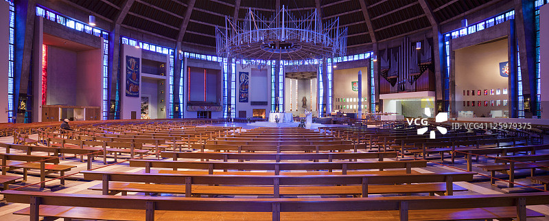 利物浦主教座堂内的长椅和祭坛，英国默西赛德郡图片素材