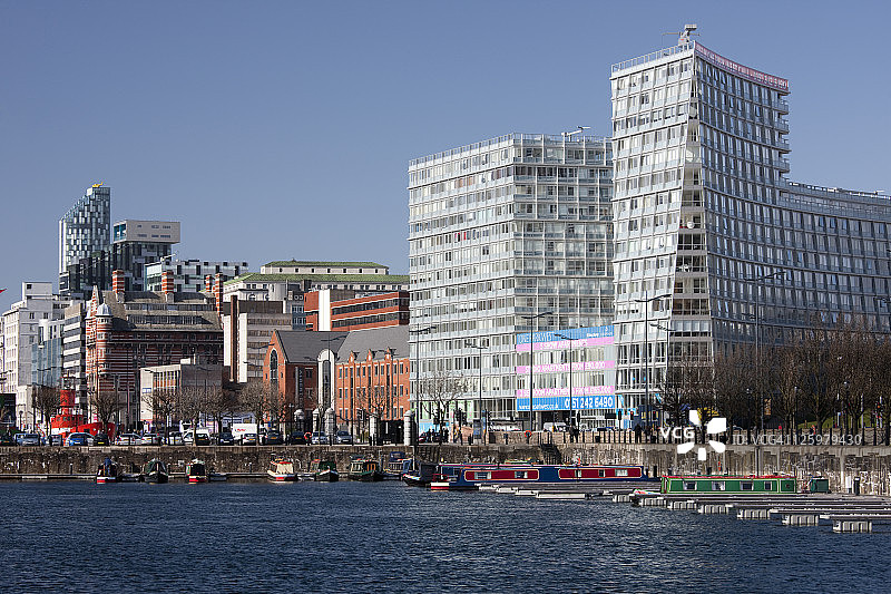 英国利物浦盐屋码头的泊船和现代办公楼图片素材