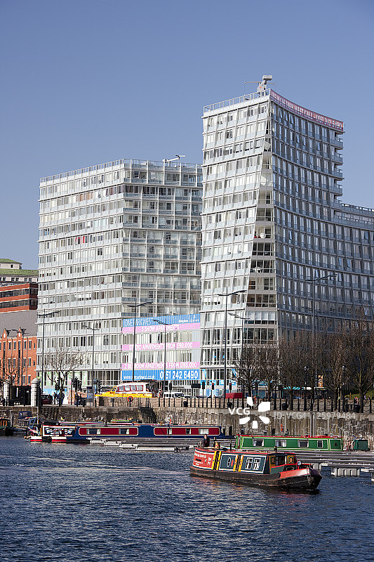 英国利物浦盐屋码头的泊船和现代办公楼图片素材