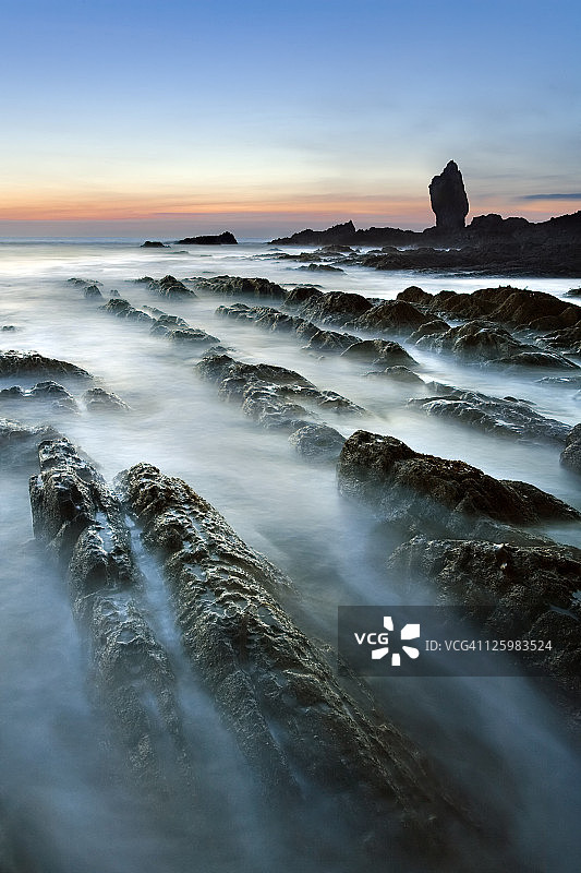 班瑟姆海滩黄昏时的水渠和奇特岩石，英格兰南德文郡班瑟姆图片素材