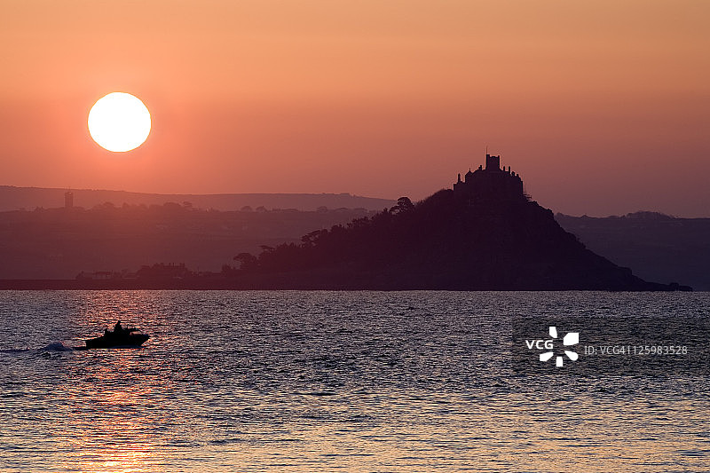 英格兰康沃尔马razion圣米迦勒山和纽林港的清晨渔船图片素材