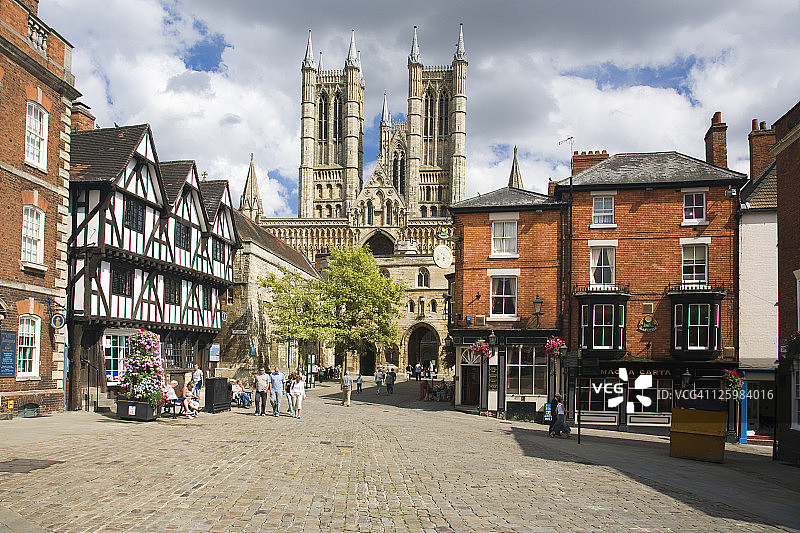英国林肯市林肯大教堂和城镇广场图片素材