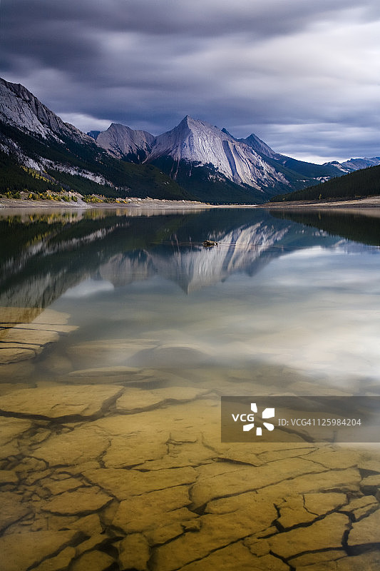加拿大艾伯塔省贾斯珀国家公园的药湖图片素材
