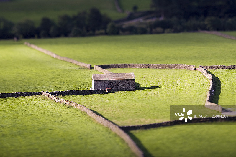 英国约克郡斯韦尔代尔的谷仓图片素材