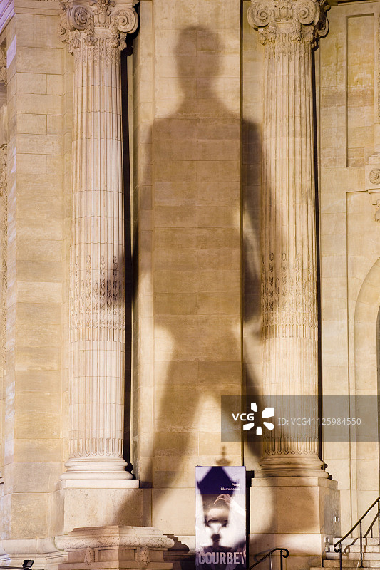 法国巴黎香榭丽舍大街戴高乐雕像的阴影图片素材