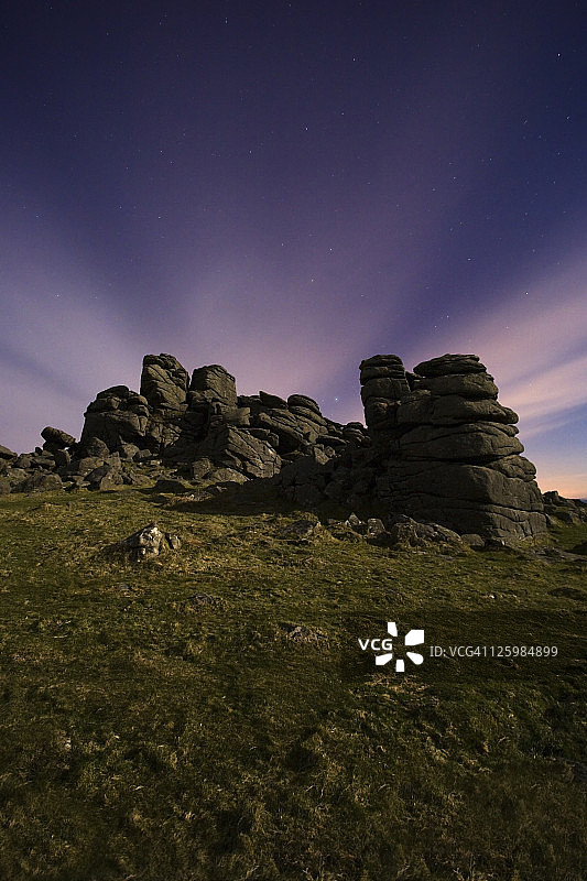 德文郡达特穆尔月光下的猎犬托尔图片素材