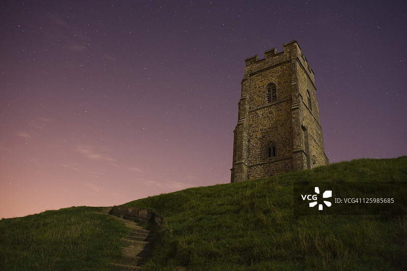英格兰萨默塞特郡，格拉斯顿伯里山圣迈克尔塔在月光下的长曝光图片素材