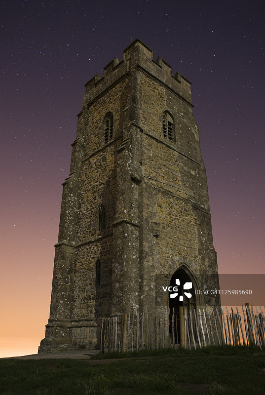 英格兰萨默塞特郡，格拉斯顿伯里山圣迈克尔塔在月光下的长曝光图片素材