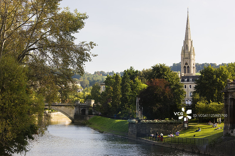 从普尔特尼桥俯瞰埃文河、游行花园和北游行桥，萨默塞特，英格兰图片素材